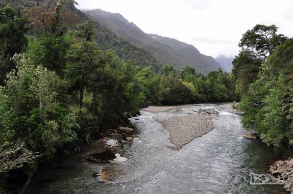 Um dos muitos rios ao longo da Carretera Austral ao norte de Coyhaique, no sul do Chile